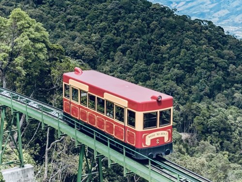 Ba Na Hills Funicular (รถไฟปีนเขา)